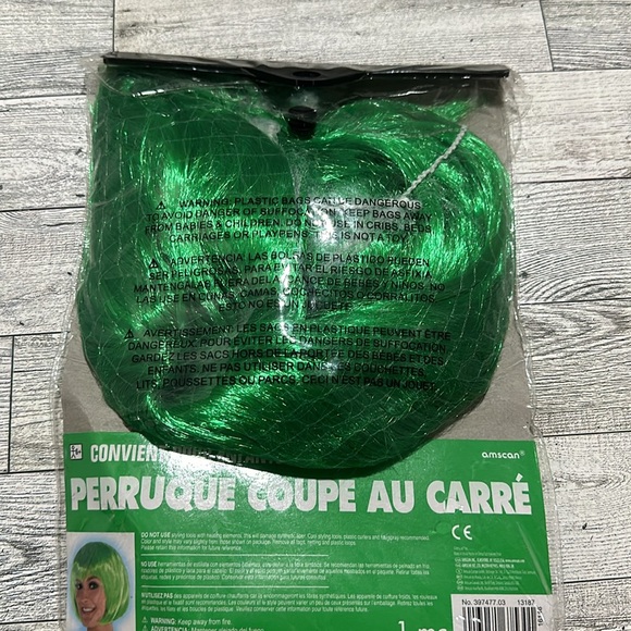 Green bob wig for costume or Halloween costume new in package - Picture 3 of 3